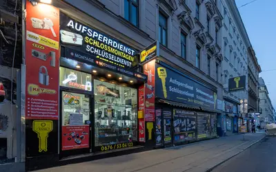 Schlüsseldienst-Rechnung mit Geldscheinen — Preisratgeber Wien