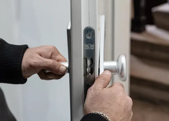 Schlüsseldienst-Sofort Wien öffnet eine Wohnungstür im Notfall — schadenfreie Aufsperrtechnik