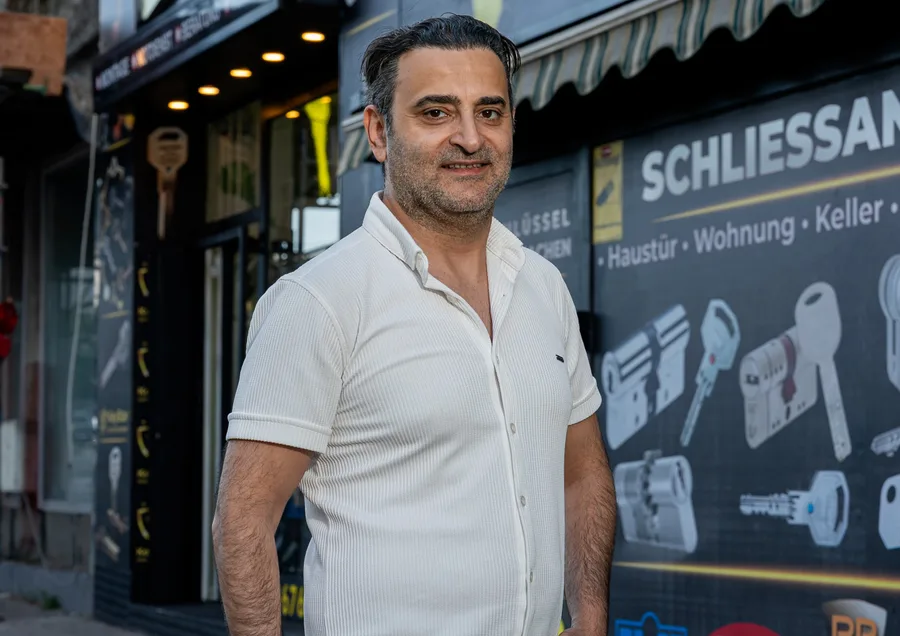 Herr Haimov öffnet Haustür in Mödling-Neusiedlerviertel nahe der Achsenaugasse