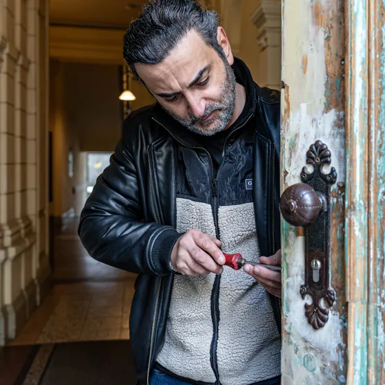 Mier Haimov – Meister KeyStar Wien beim Austausch eines Briefkastenzylinders in Wien