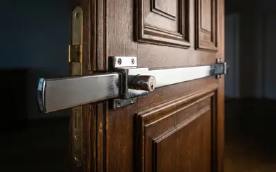 Montiertes Balkenschloss an Altbau-Wohnungstür Wien — Einbruchschutz