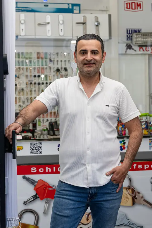 Herr Haimov kopiert Schlüssel im Geschäft von Schlüsseldienst-Sofort Schlüsseldienst Wien