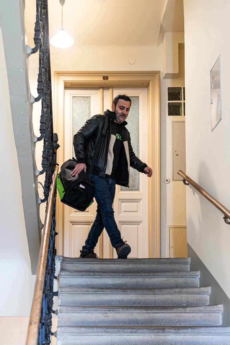 Herr Haimov, Schlüsseldienst Wien 1020 Leopoldstadt — Aufsperrdienst vor Gründerzeit-Wohnungstür im Karmeliterviertel